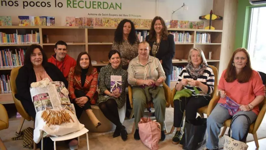 La biblioteca de Mos impulsa «O club da calceta» para tejer palabras