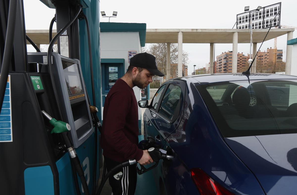 Aarón llena el depósito de su coche el pasado jueves en Autonetoil.