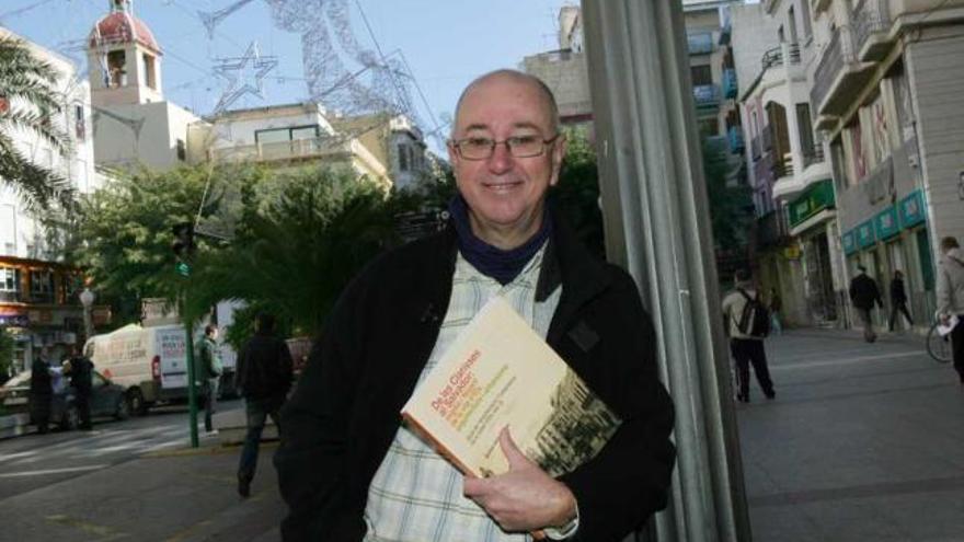 &quot;En 30 años he pasado de caminar por Elche observando el cielo a pasear mirando el suelo&quot;