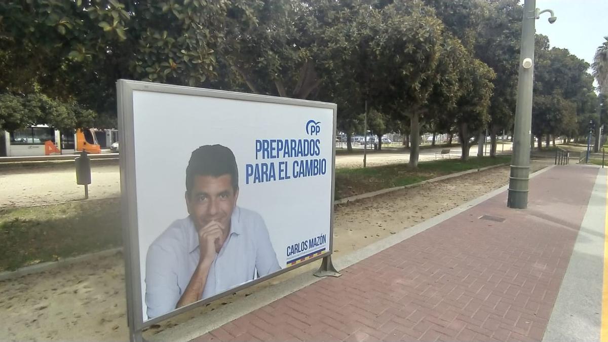 Uno de los carteles promocionales del PP de Carlos Mazón en Alicante.