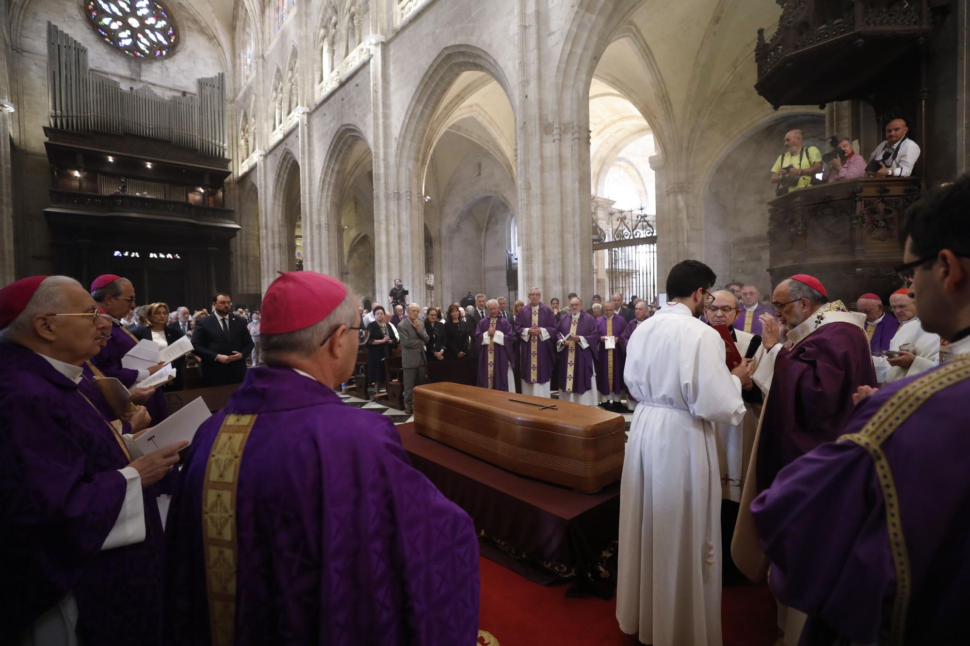 EN IMÁGENES: Asturias despide a Gabino Díaz Merchán en un multitudinario funeral en la Catedral de Oviedo