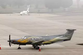 Un «Ave fénix» de Suiza a Peinador a la caza del eclipse: decenas de aviones sobrevolaron Galicia durante el evento