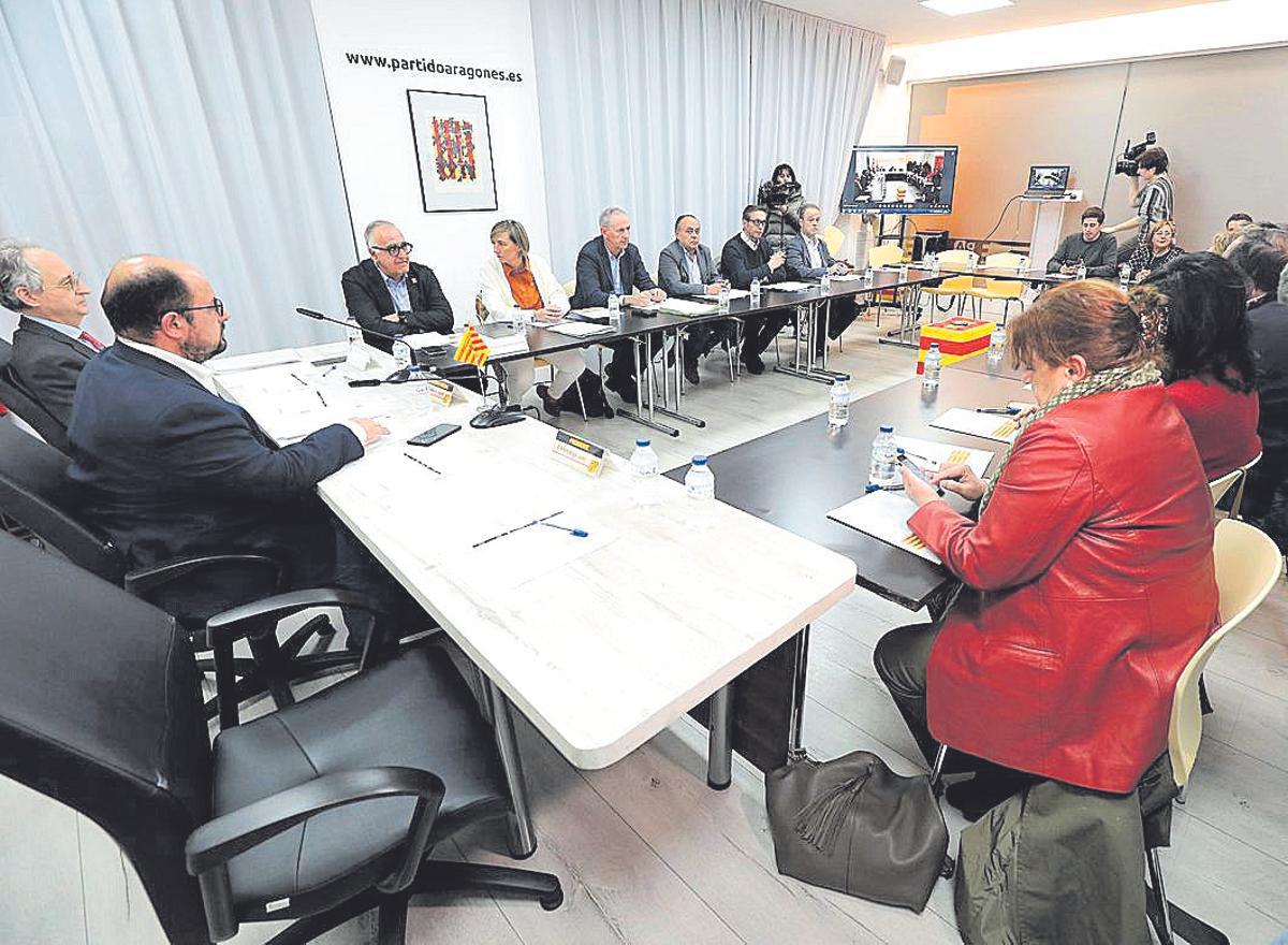 La silla vacía de Aliaga en el debate de la moción.