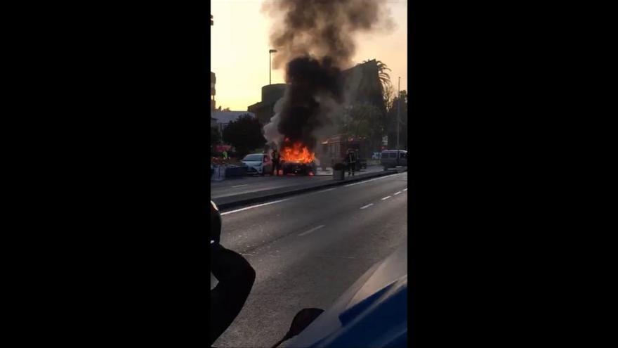 Incendio de un coche en la avenida de Carlos Haya