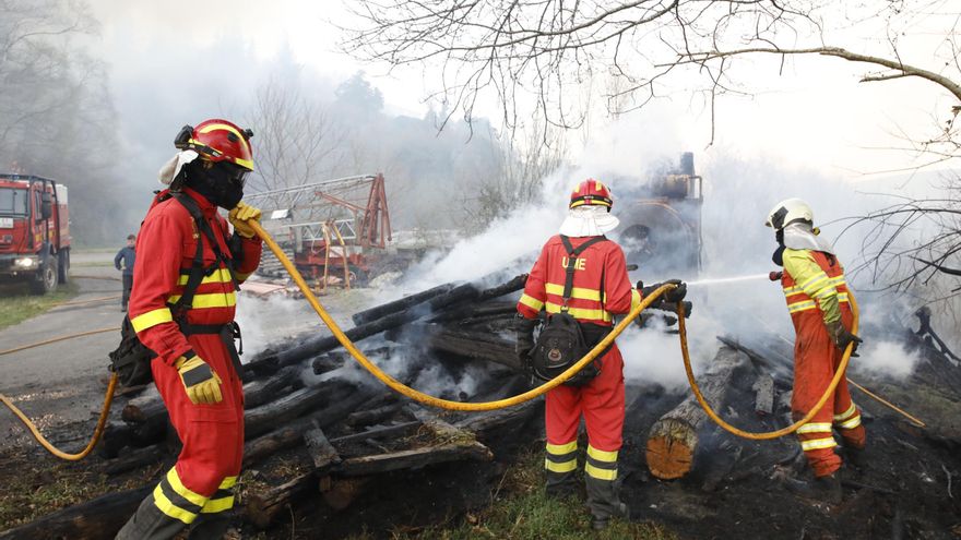 Las imágenes del preocupante incendio en Tineo