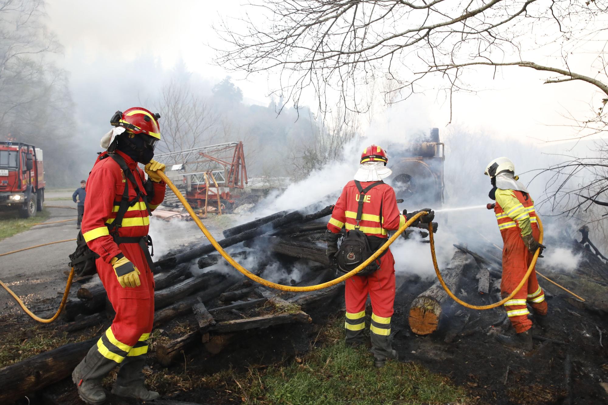 EN IMÁGENES: bomberos, vecinos y la UME luchan contra el preocupante incendio en Tineo