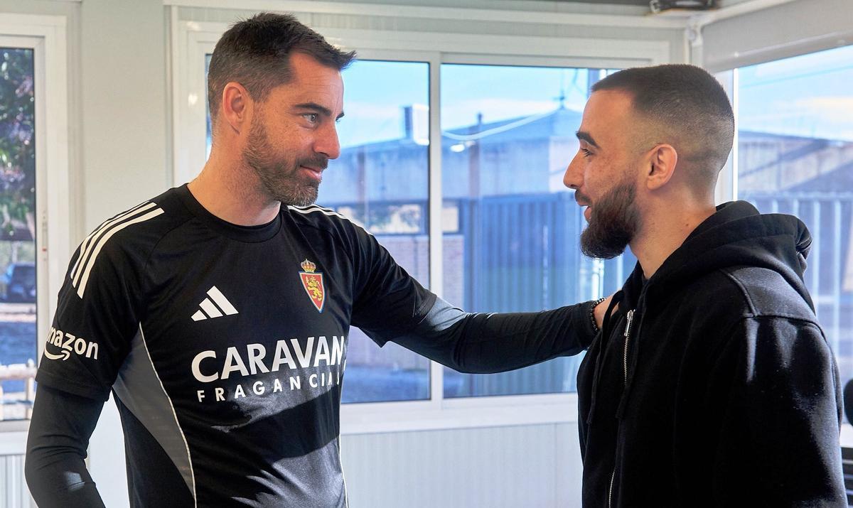 Rubén Sellés saluda a Rober González antes de un entrenamiento.