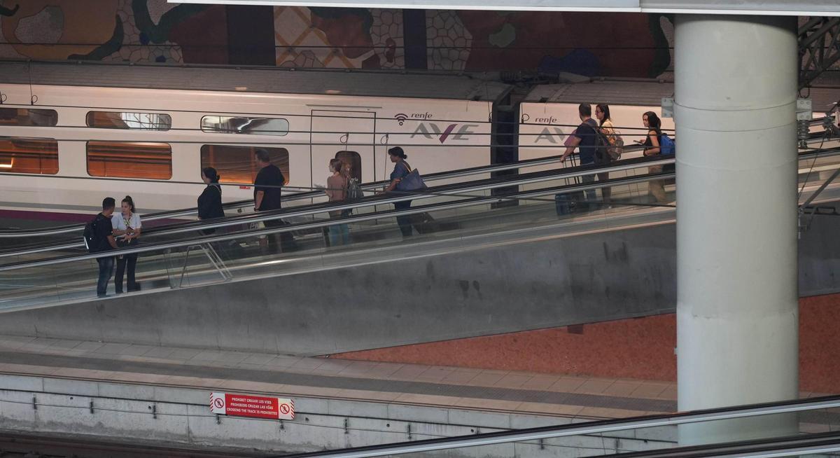 Usuarios de un AVE en la estación de Castellón, en una imagen de archivo.