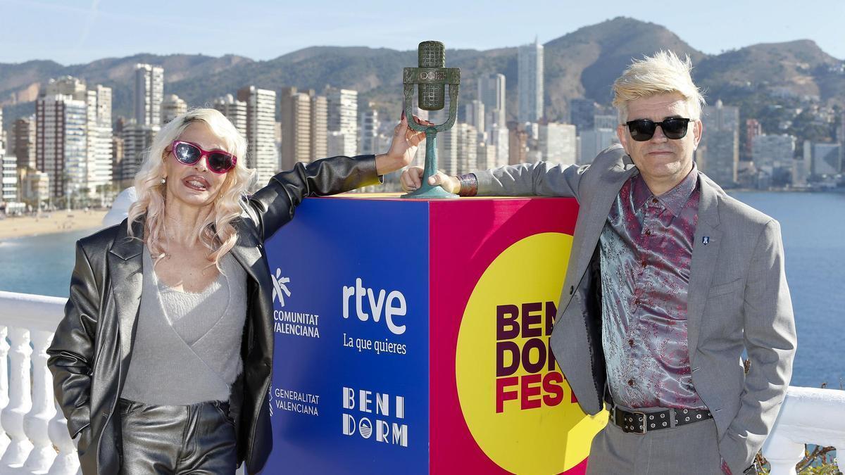 Nebulossa posan con el micrófono de bronce en el Mirador del Benidorm Fest.