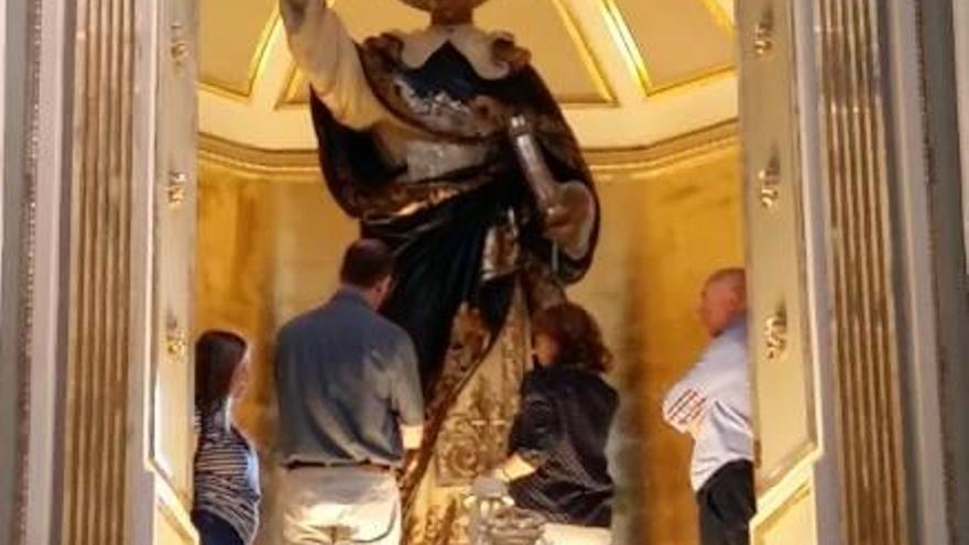 Analizan la talla de San Vicente Ferrer para su restauración