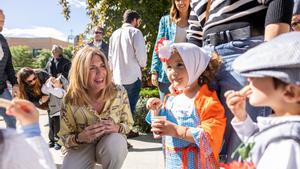 La alcaldesa celebra con los niños San Isidro