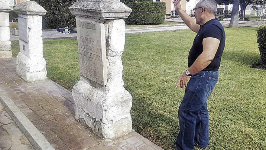 El concejal Antelm Ferretjants efectuando una inspección en el cementerio local.