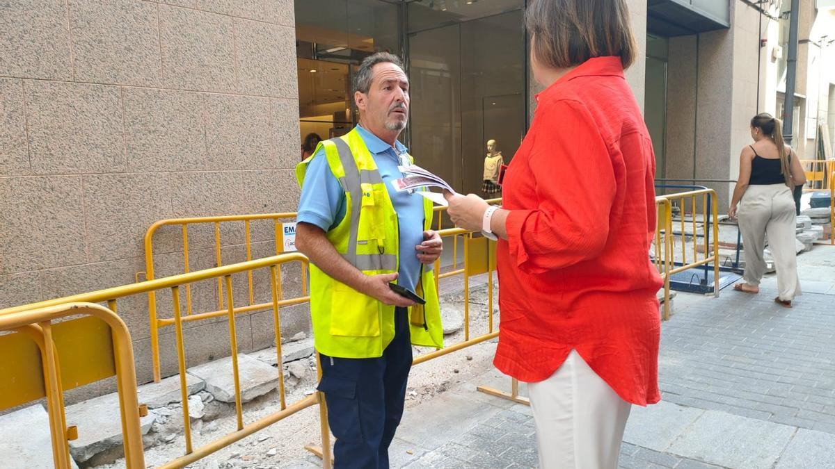 Marina Borrego explica la propuesta a un trabajador.