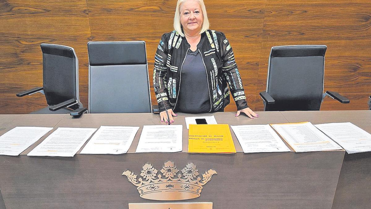 La alcaldesa de Orpesa, Araceli de Moya, con los expedientes de los procesos administrativos.