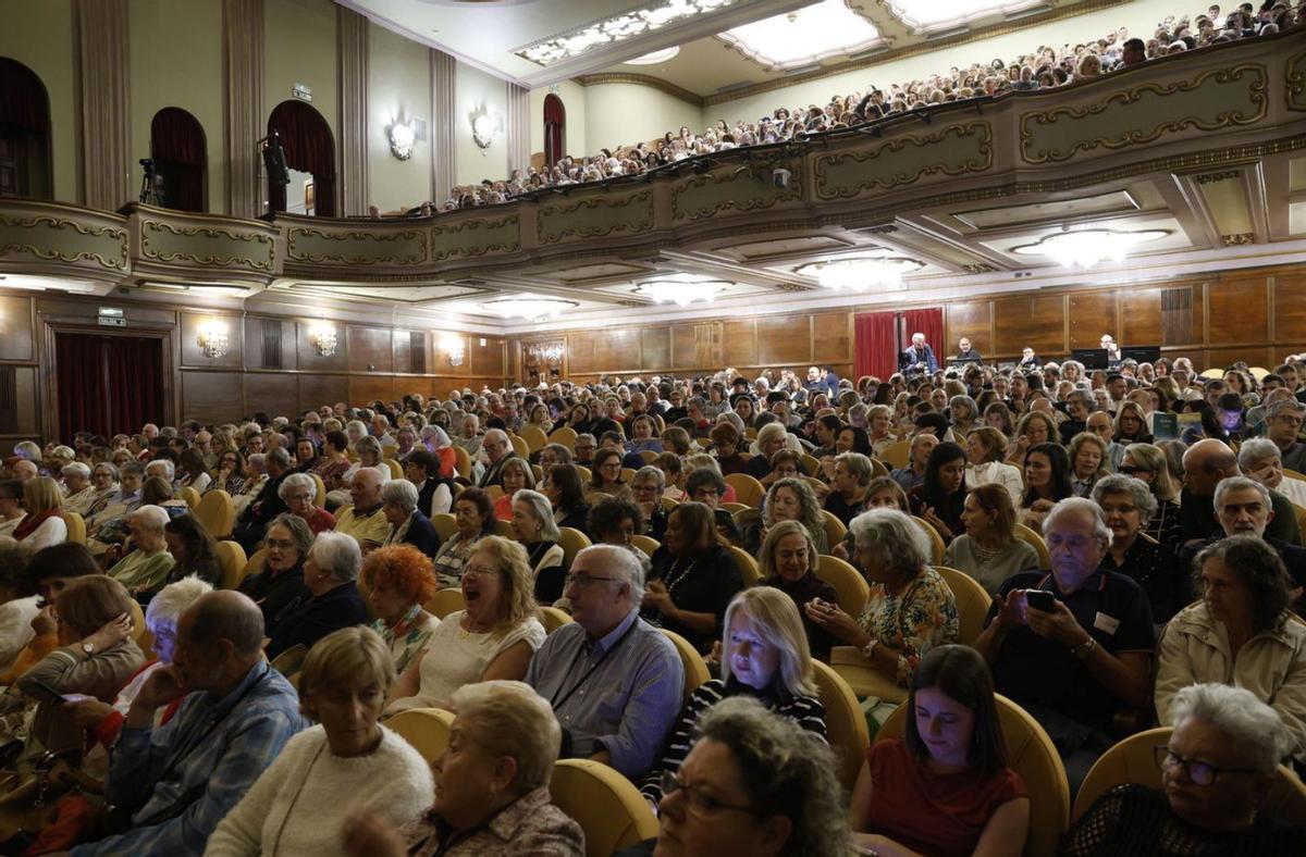 Público asistente al teatro Jovellanos, minutos antes del comienzo de la función.  | ÁNGEL GONZÁLEZ