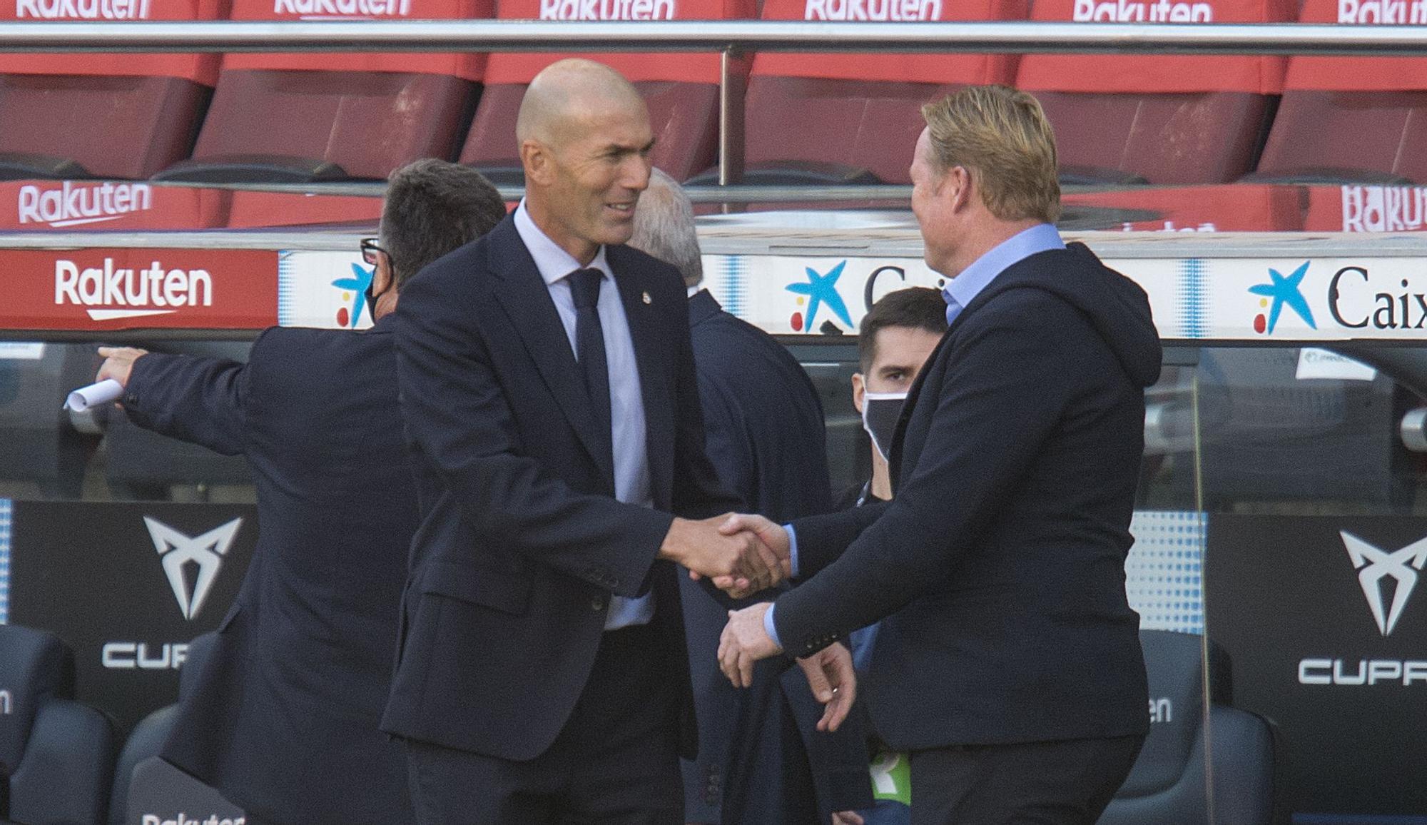 Zidane saluda a Koeman en el Camp Nou antes del clásico que ganó el Madrid (1-3) en octubre.