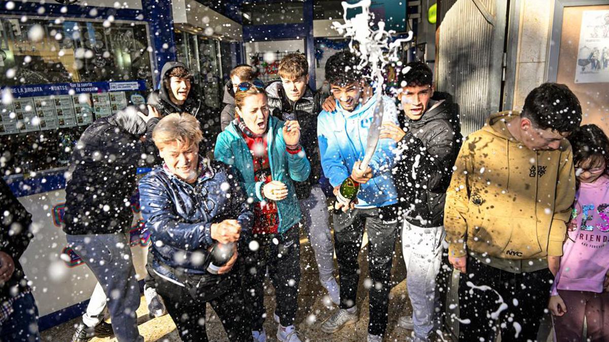 Segundo premio de la Lotería de Navidad en la plaza de Espanya de Barcelona