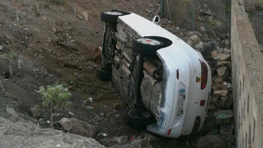 Imagen del vehículo con que el ahora acusado sufrió un accidente en la carretera insular TF-82.