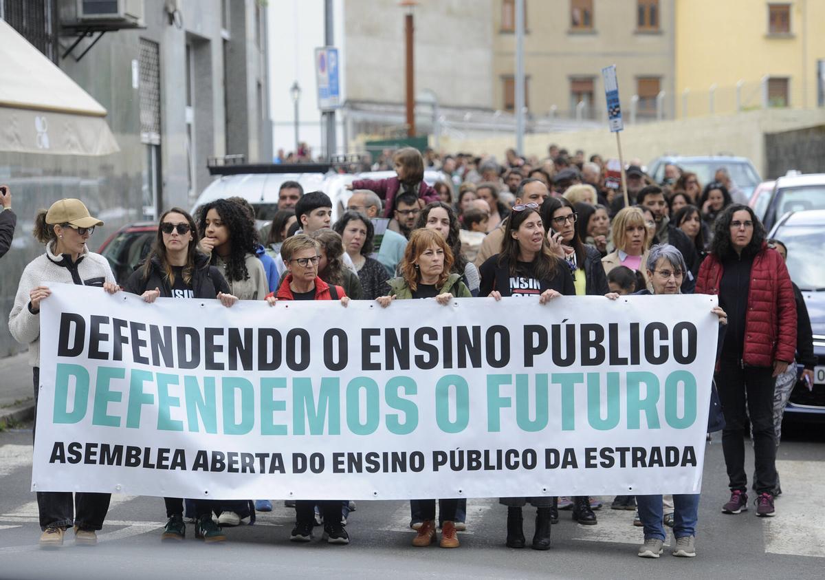 Centares de manifestantes recorren las calles de A Estrada.