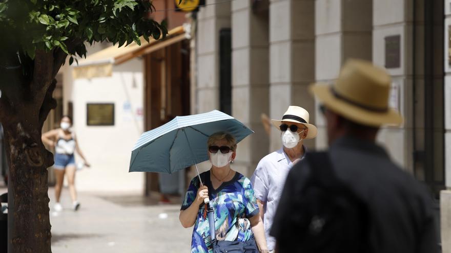 Varias personas pasean por el Centro de Málaga