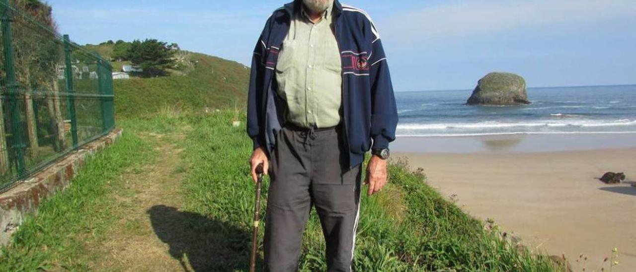 Guy Roques, ante la playa de Troenzo, en Celoriu (Llanes).