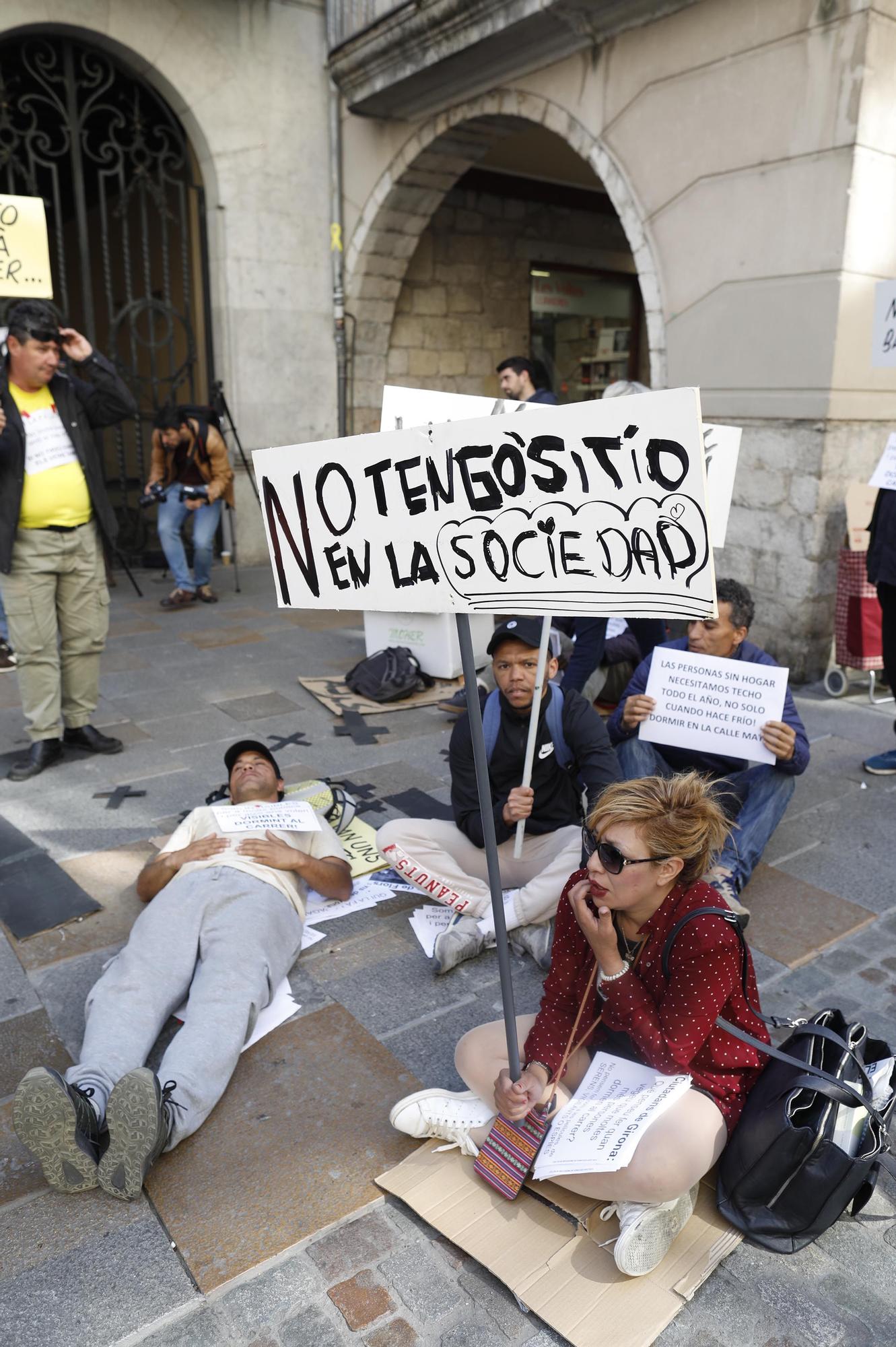 Les persones sense llar es concentren davant l'Ajuntament de Girona per reclamar «un sostre digne»