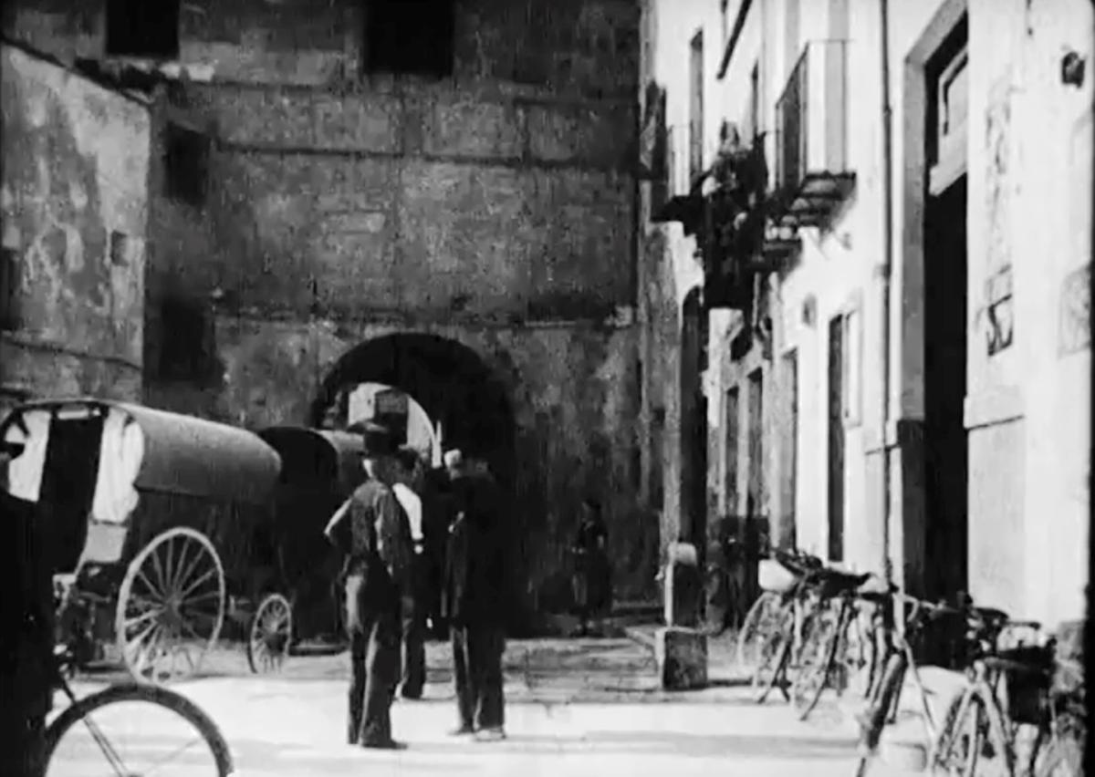 La plaça de la Fruita cap al 1900. A la dreta, la Cort del Justícia.