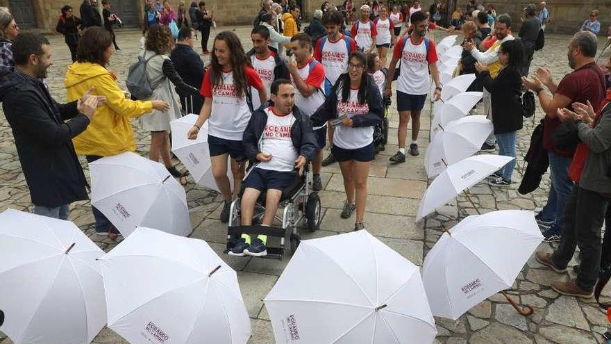 Un corredor de paraguas recibió en el Obradoiro al grupo de caminantes. // Xoán Álvarez