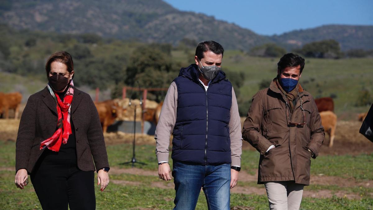 Blanca Torrent, José María Bellido y Javier Gómez, en la explotación ganadera Las Laderas.