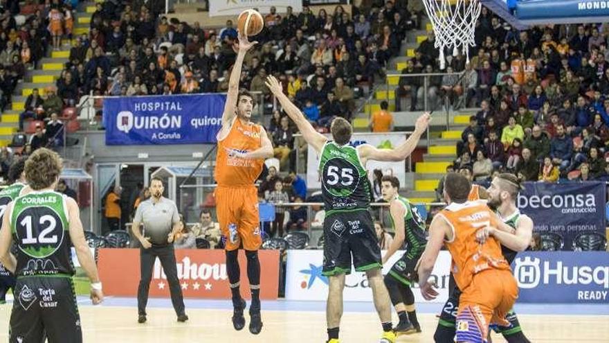 Olmos salta para lanzar la pelota a canasta.