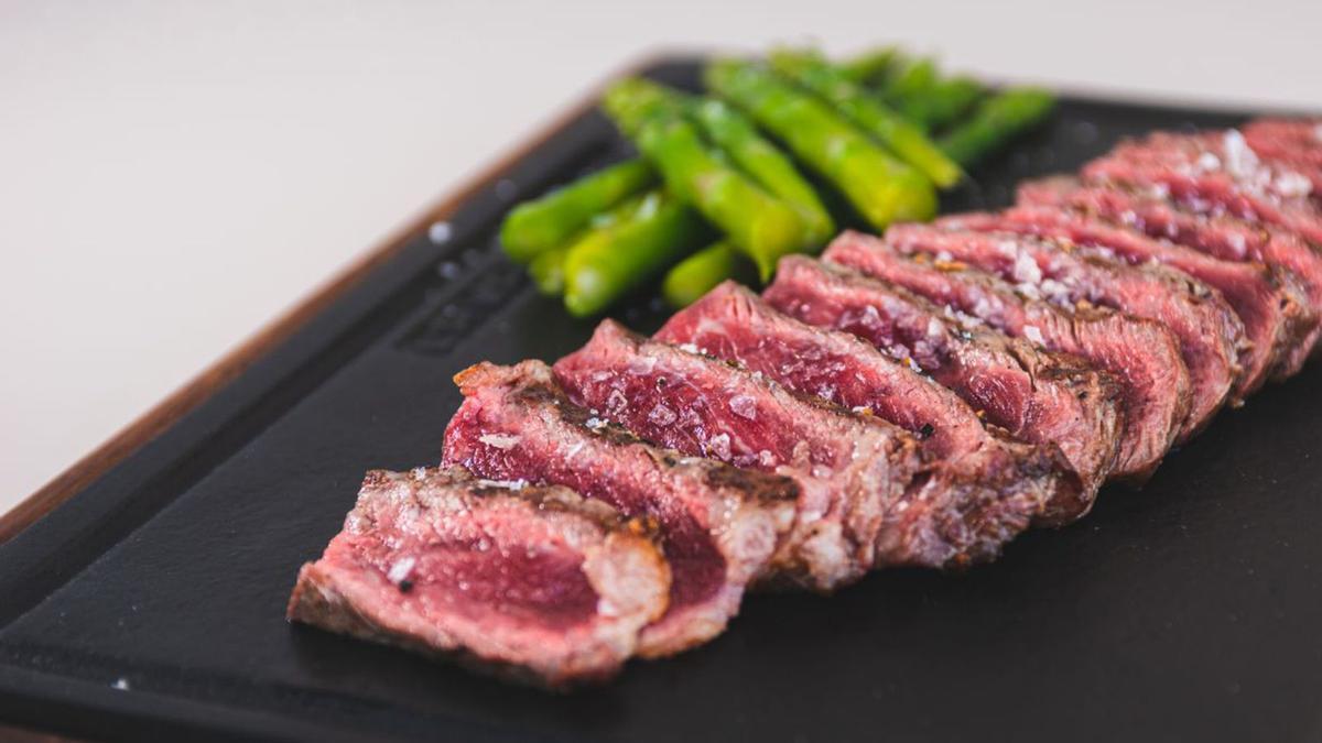 La carne se cocina al horno de carbón a alta temperatura.