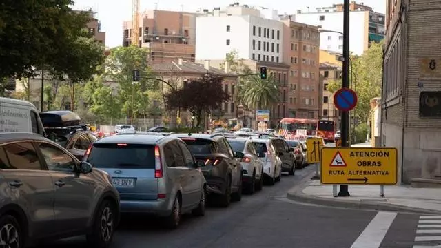Atascos en el paseo María Agustín de Zaragoza por las obras, esta semana.