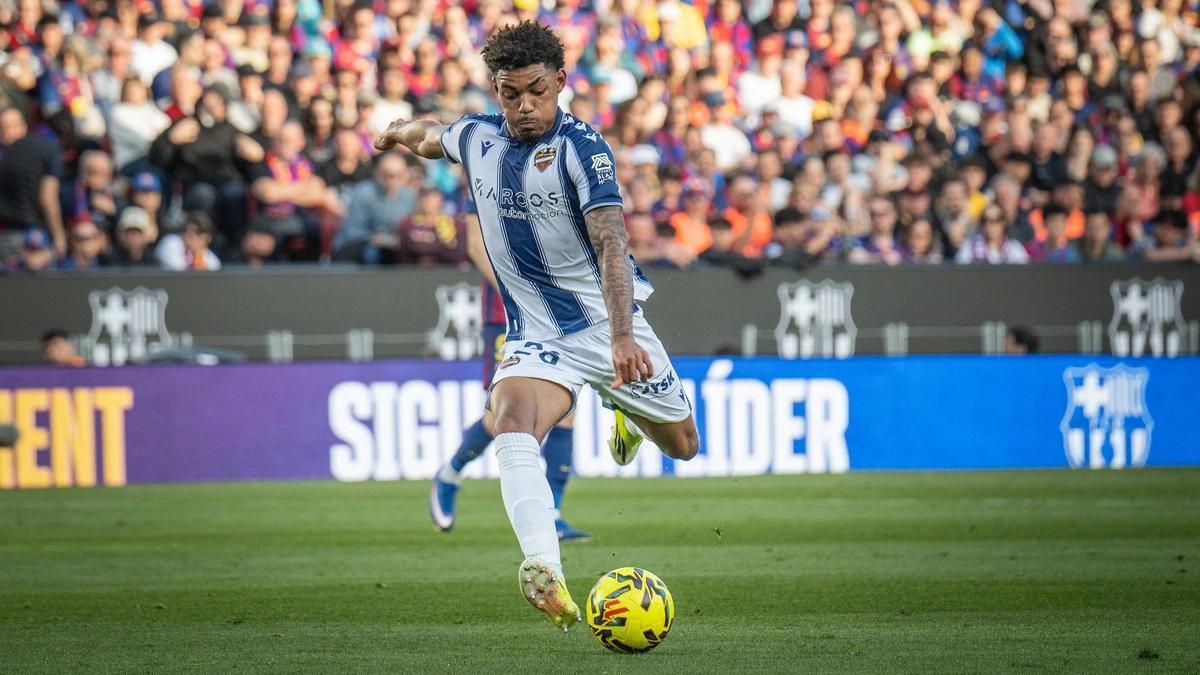 Kareem Tunde armando el disparo ante el Barcelona