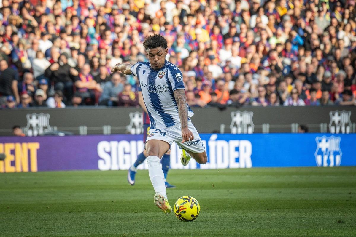 Kareem Tunde armando el disparo ante el Barcelona