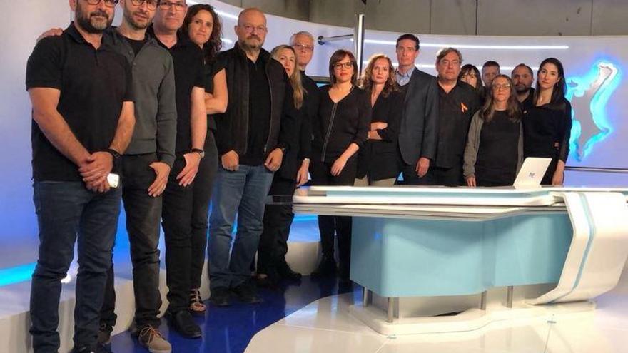 Torres, la cuarta por la izquierda, con el equipo de informativos de TVE en Valencia