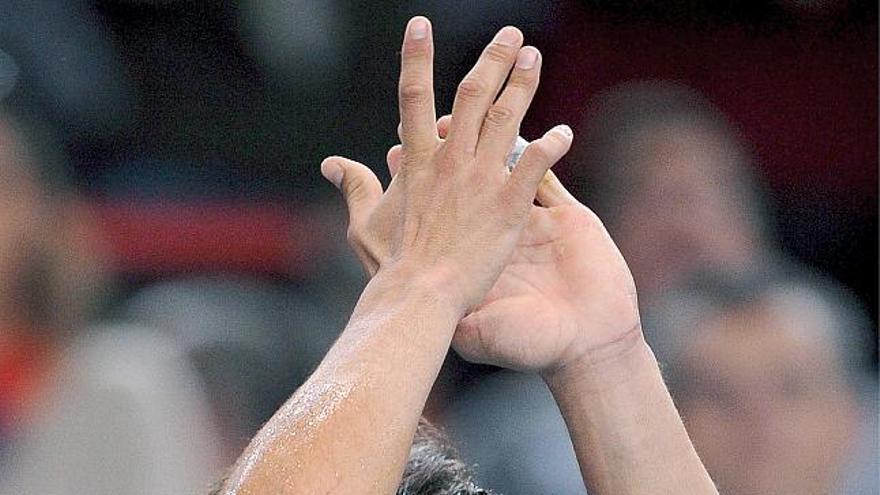 Rafa Nadal aplaude al público tras retirarse del torneo