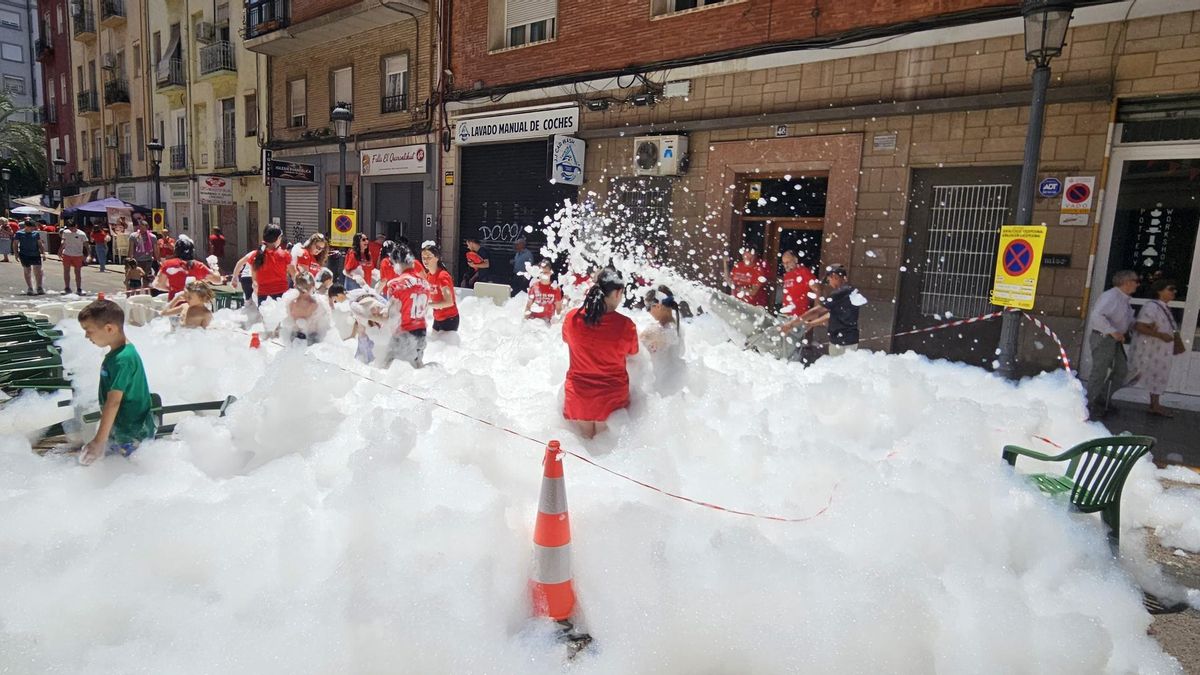 Fiesta de espuma durante una jornada fallera de San Juan del pasado año
