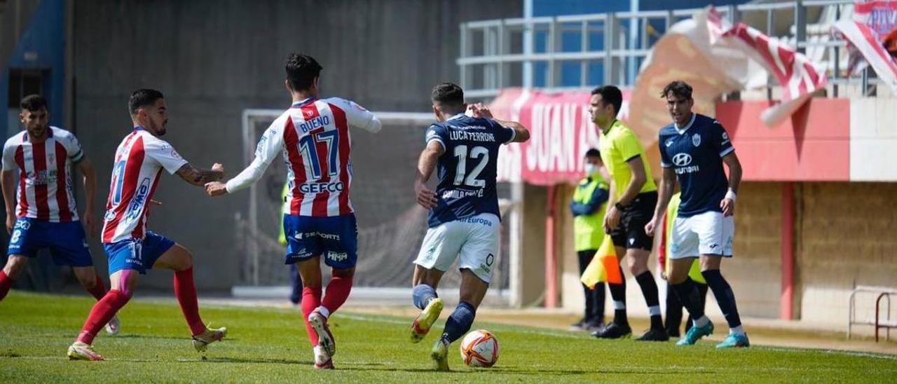 Ferrone conduce el balón ante la presión de dos jugadores del Algeciras.