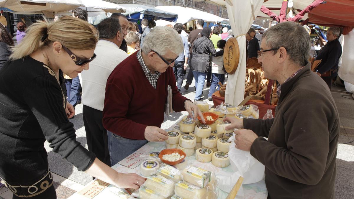 Una edición anterior de mercado en el Paseo de Begoña de Gijón.