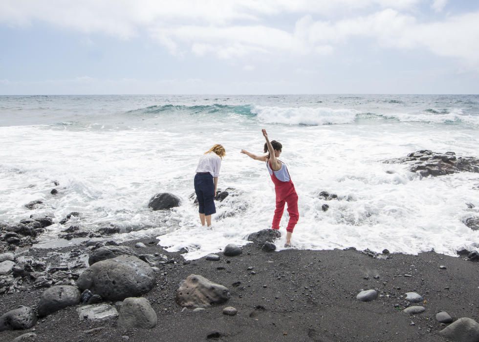 Emma Suárez y Nerea Barros disfrutando en la costa de El Golfo.