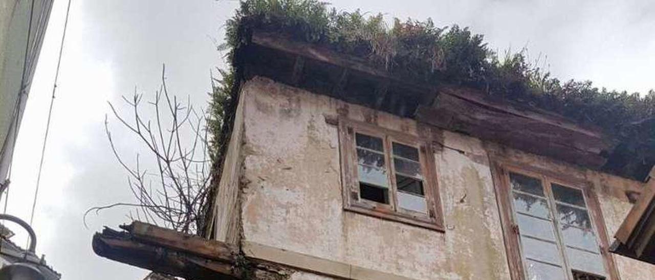 Edificio en estado ruinoso a escasos pasos de la plaza de La Ribera.