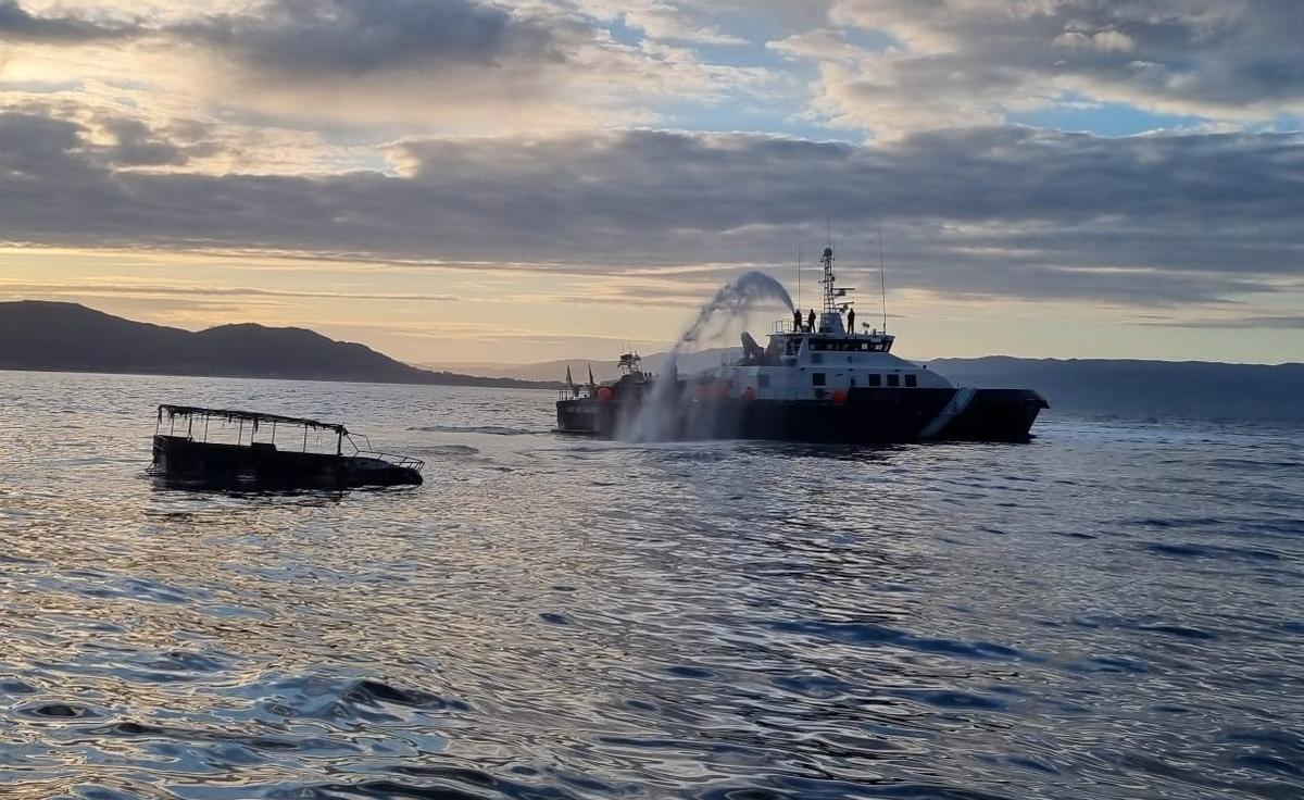 El barco, ya semihundido, a más de tres millas de Louro, en la ría de Muros