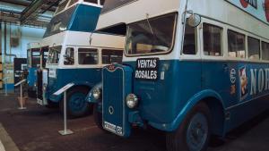 Dos autobuses Guy Arab, de 1947, en el museo de la EMT, en las cocheras de Fuencarral.