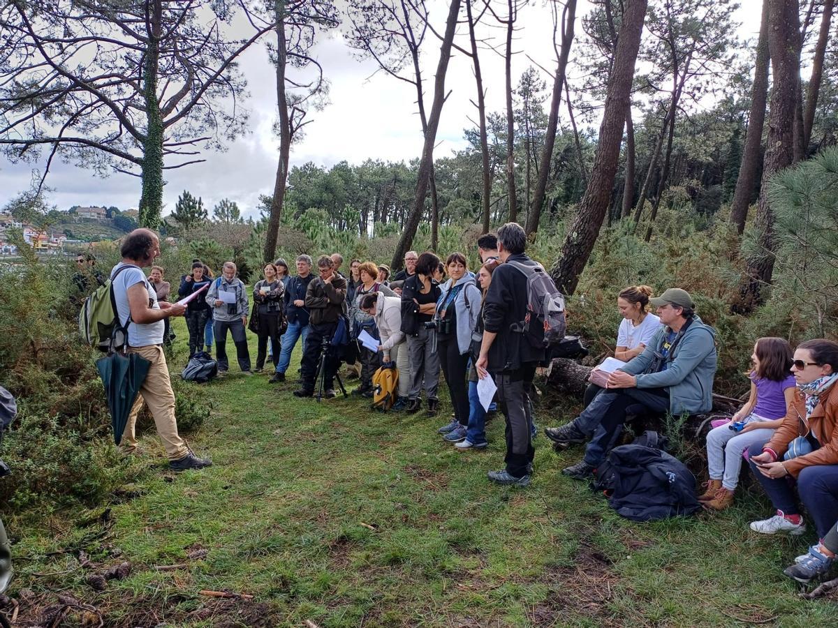 Asistentes a la visita guiada a la isla de Cortegada para disfrutar de su flora y su fauna.