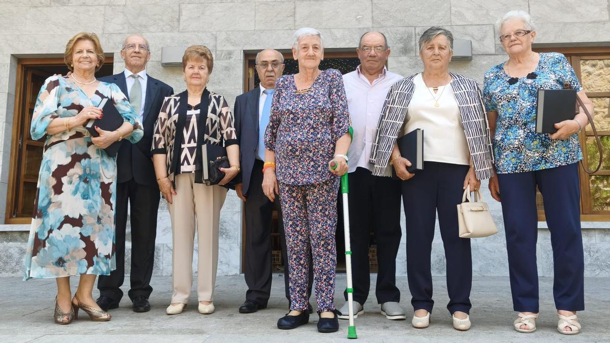 El homenaje a los mayores y la comida anual de la Asociación "San Miguel" de Villardeveyo, en Llanera, en imágenes