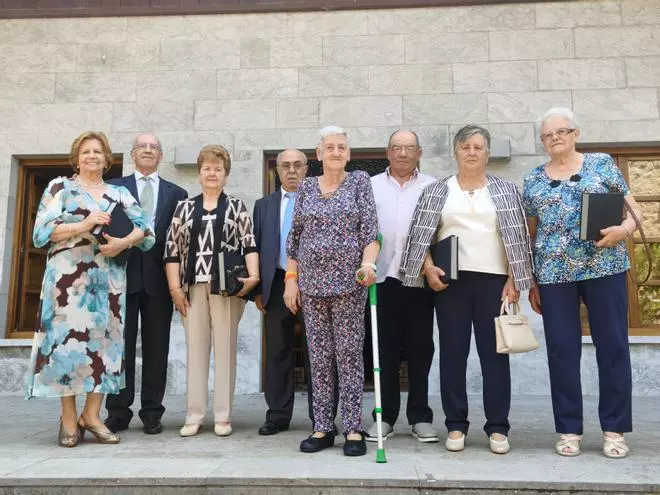 El homenaje a los mayores y la comida anual de la Asociación "San Miguel" de Villardeveyo, en Llanera, en imágenes
