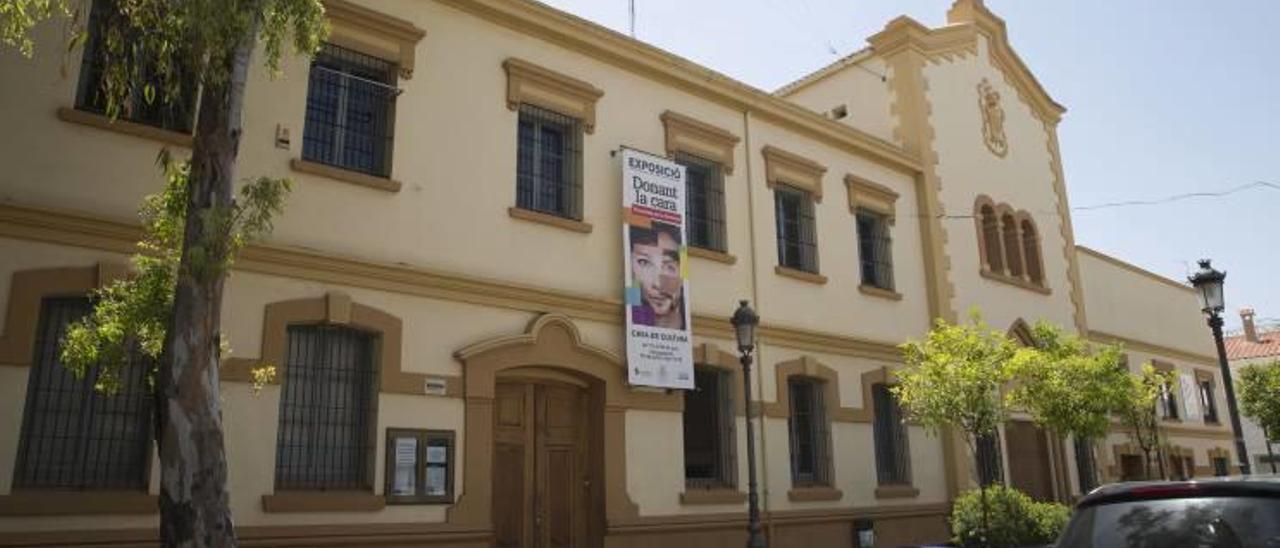 La Casa de la Cultura de Manises, que alberga gran parte de las obras de arte del patrimonio municipal, ayer