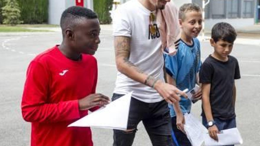 Castillejo estuvo ayer en el colegio Illes Columbretes de Castelló con los alumnos.