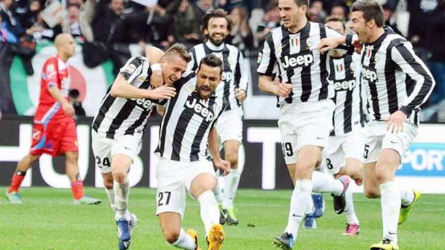Guiaccherini (primero por la izquierda) celebra con sus compañeros su gol, el de la victoria. // A. Di Marco