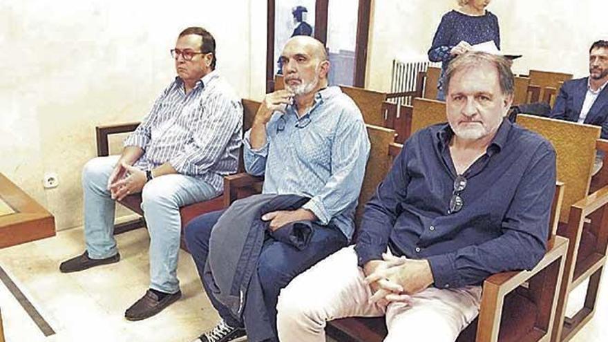 Los tres políticos acusados, ayer en el banquillo en el juicio celebrado en la Audiencia. .